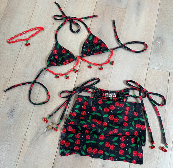 Bikini completo e gonna cherry