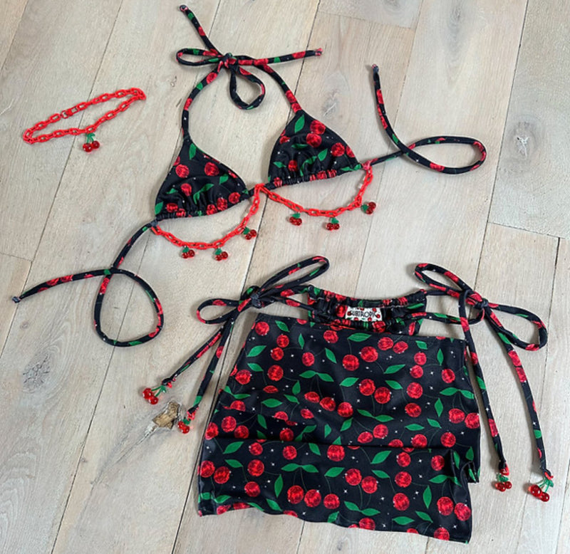 Bikini completo e gonna cherry